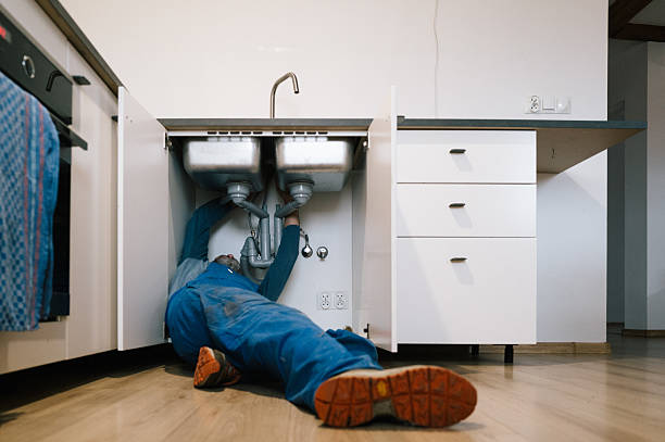 Professional Emergency Plumber technician working in Armada, MI